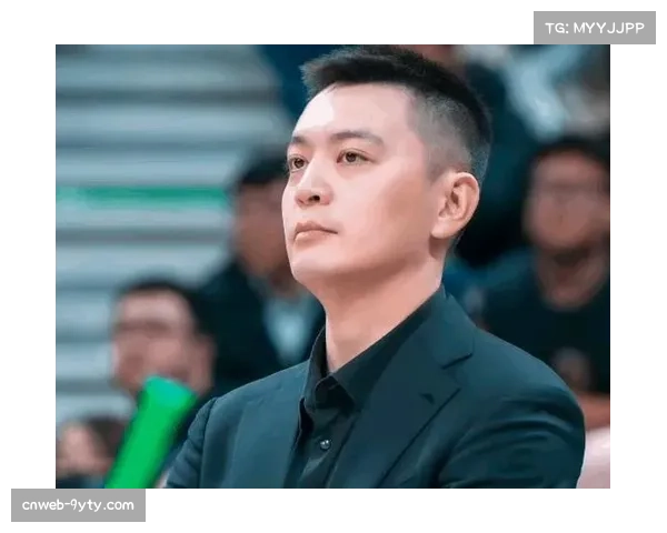 总决赛媒体日，杨鸣与王世龙握手寒暄，场上对手场下老友